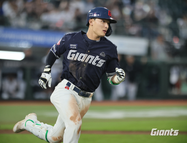 롯데 자이언츠 외야수 윤동희는 8일 KT 위즈와의 홈 경기에서 5번 타자 겸 우익수로 선발 출전해 멀티 히트 경기를 만들며 팀의 공격에 힘을 보탰다. 롯데 자이언츠 제공