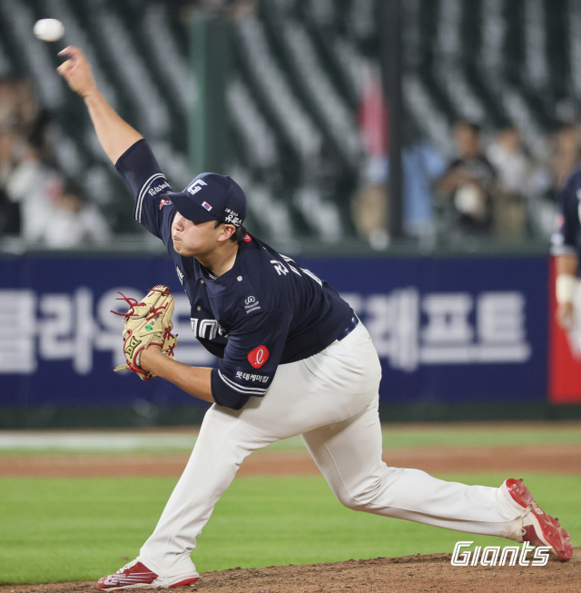롯데 자이언츠 투수 진승현은 8일 KT 위즈와의 경기에 6회 마운드에 올라 KT 타자 3명을 깔끔하게 아웃으로 처리하며 제 역할을 해냈다. 롯데 자이언츠 제공