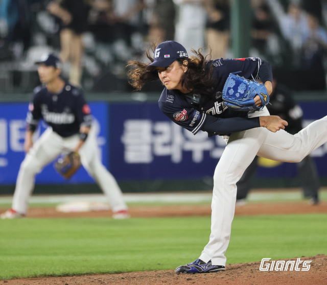 롯데 자이언츠 마무리 투수 김원중은 8일 KT 위즈와의 시즌 8차전에 9회 마운드에 올랐다. 롯데 자이언츠 제공