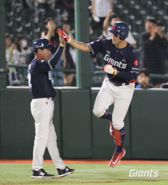 롯데 자이언츠 베테랑 전준우는 8일 KT 위즈와의 경기에서 7회 말 3-5 상황에서 좌측 담장을 넘기는 극적인 투런 홈런을 쳐내며 5-5 동점을 완성했다. 롯데 자이언츠 제공