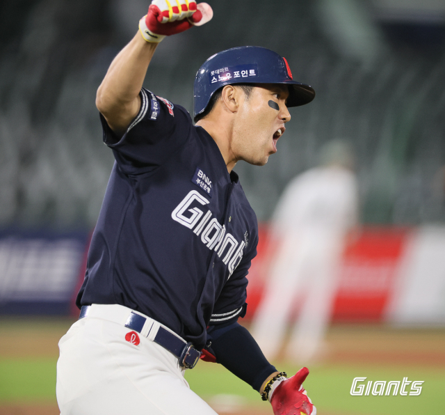 롯데 자이언츠 베테랑 전준우는 8일 KT 위즈와의 경기에서 7회 말 3-5 상황에서 좌측 담장을 넘기는 투런 홈런을 쳐내며 5-5 동점을 완성했다. 롯데 자이언츠 제공
