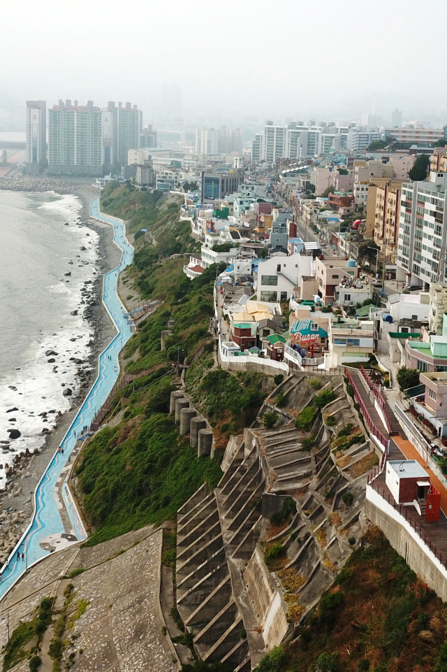 부산 영도구 흰여울문화마을 전경. 부산일보DB