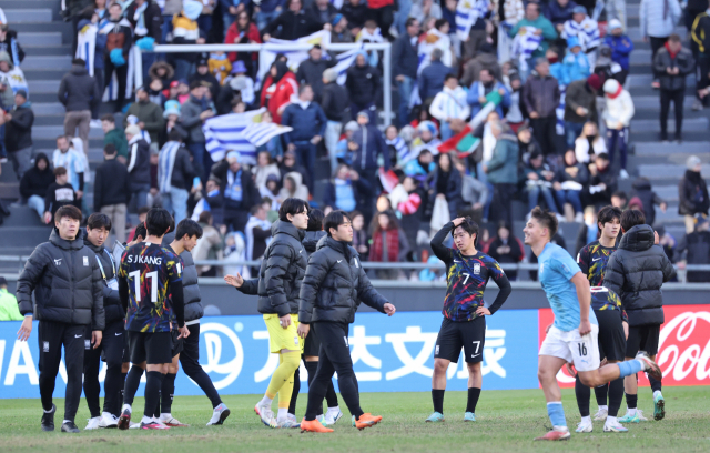 아르헨티나 라플라타 스타디움에서 열린 2023 U-20 월드컵 3·4위전에서 이스라엘에 1-3으로 진 한국 대표팀 선수들이 경기 후 아쉬운 표정을 짓고 있다. 연합뉴스
