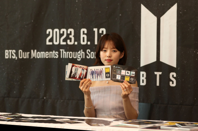 12일 서울중앙우체국 대강당에서 홍보모델이 글로벌스타 방탄소년단(BTS) 기념우표를 선보이고 있다. 방탄소년단 기념우표는 13일부터 전국 우체국에서 구매할 수 있다. 우정사업본부 제공