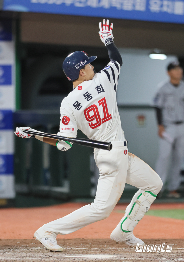 롯데 자이언츠 외야수 윤동희는 13일 부산 사직구장에서 3회 3점 홈런을 터뜨렸다. 롯데 자이언츠 제공