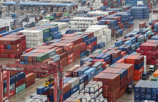 부산항 신선대부두와 감만부두에서 컨테이너 하역작업이 진행되고 있다. 부산일보 DB