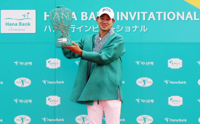 18일 일본 지바현에서 열린 한국프로골프(KPGA) 코리안투어 하나은행 인비테이셔널에서 우승을 차지한 양지호(34)가 도자기 모양의 우승컵을 들고 환하게 웃고 있다. KPGA 제공