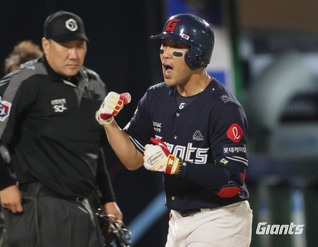 롯데 자이언츠 베테랑 전준우는 18일 SSG 랜더스와의 원정 경기에서 1회 첫 타석에서 SSG 선발 투수 엘리아스를 상대로 솔로 홈런을 쳐내며 선취점을 뽑아냈다. 롯데 자이언츠 제공