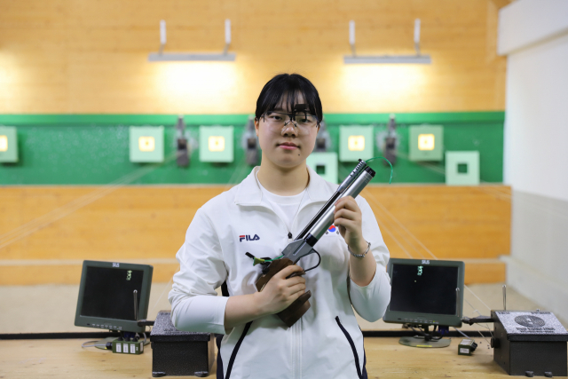 부산영상예술고 사격 유망주 김주리가 사격연습장에서 훈련을 시작하기 앞서 포즈를 취하고 있다. 부산영상예술고 사진 동아리 ‘여백’ 제공