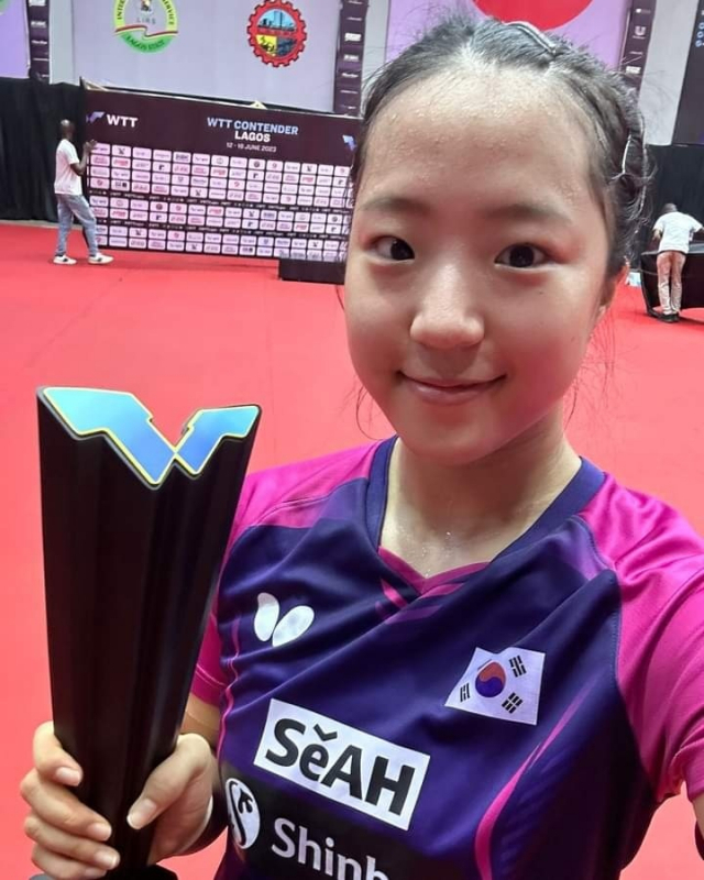 나이지리아 라고스에서 열린 월드테이블테니스(WTT) 컨텐더 라고스 대회 여자 단식 정상에 선 신유빈. WTT SNS 캡처