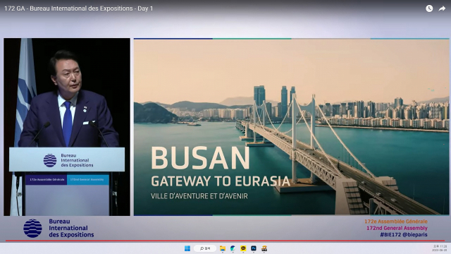 20일 오후 4시(현지시간) 프랑스 파리 제172차 국제박람회기구(BIE) 총회장에서 179개 BIE 회원국 대표들이 참석한 가운데 우리나라의 4차 경쟁 프레젠테이션(PT)이 진행됐다. 윤석열 대통령이 마지막 PT 연사로 나서 발표하고 있다. BIE 공식 유튜브 채널 캡처