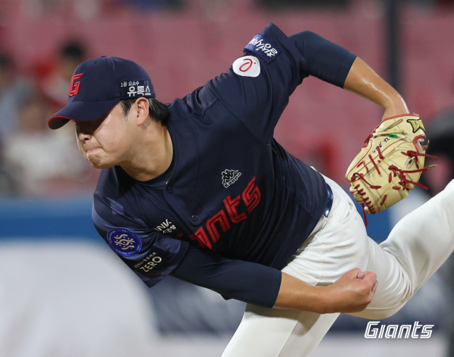 롯데 자이언츠는 21일 수원 KT 위즈 파크에서 열린 KT 위즈와의 시즌 11차전에서 2-8 역전패를 당했다. 롯데 투수 진승현은 6회 마운드에 올라 2실점 했다. 롯데 자이언츠 제공