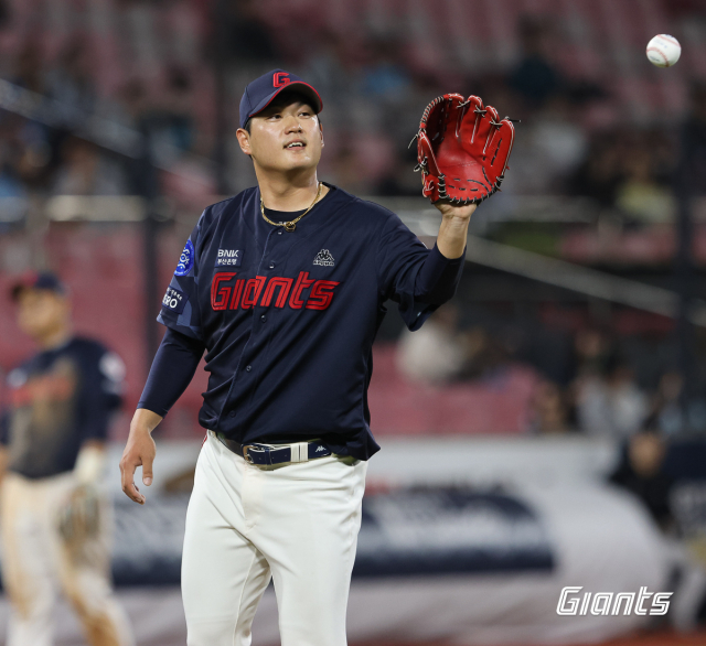 롯데 자이언츠는 21일 수원 KT 위즈 파크에서 열린 KT 위즈와의 시즌 11차전에서 2-8 역전패를 당했다. 롯데 선발 나균안은 5이닝 6실점을 기록한 뒤 6회 교체됐다. 롯데 자이언츠 제공