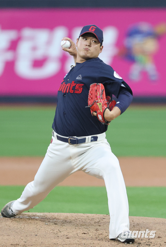롯데 자이언츠는 21일 수원 KT 위즈 파크에서 열린 KT 위즈와의 시즌 11차전에서 2-8 역전패를 당했다. 롯데 선발 나균안은 5이닝 6실점을 기록한 뒤 6회 교체됐다. 롯데 자이언츠 제공