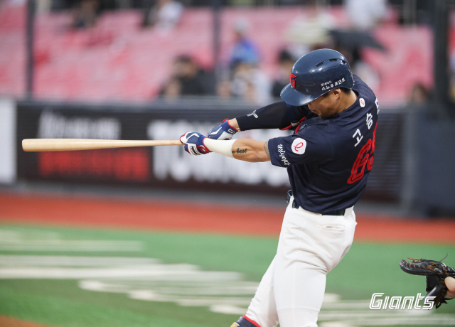롯데 자이언츠는 21일 수원 KT 위즈 파크에서 열린 KT 위즈와의 시즌 11차전에서 2-8 역전패를 당했다. 고승민은 이날 경기에서 KT 투수 고영표의 초구를 받아쳐 2루타를 기록했다. 롯데 자이언츠 제공