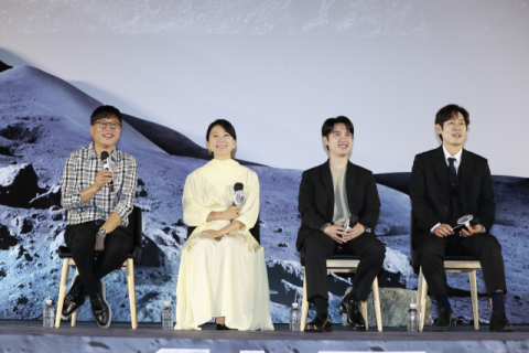 김용화 감독(맨 왼쪽)이 27일 오전 서울 용산구 CGV아이파크몰에서 열린 ‘더 문’ 제작보고회에 참석해 질문에 답하고 있다. (왼쪽부터) 김용화 감독, 김희애·도경수·설경구 배우. CJ ENM 제공