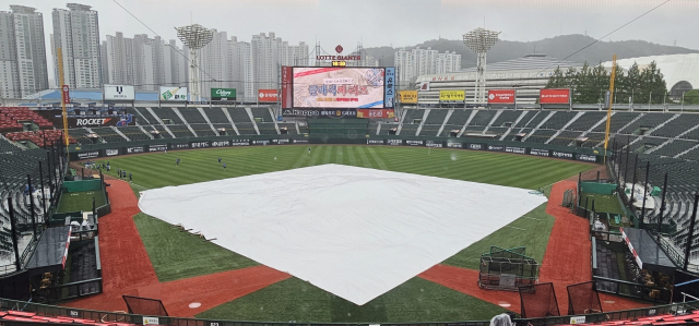 29일 부산 사직구장에서 열릴 예정이던 롯데 자이언츠와 삼성 라이온즈와의 시즌 9차전 경기는 우천 취소됐다. 김한수 기자 hangang@
