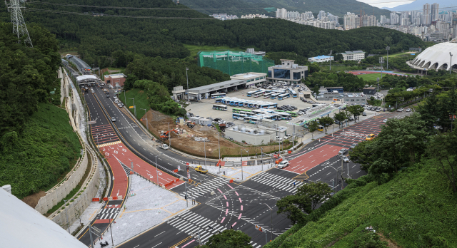 부산 북구 덕천동 함박봉로와 연제구 거제동 월드컵대로를 연결하는 만덕초읍터널(왼쪽 위)의 거제동 방면 진출입로. 만덕초읍터널은 7월 1일 0시에 개통된다. 김종진 기자 kjj1761@