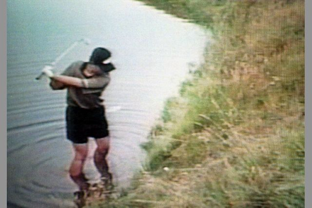 1998년 제53회 US여자오픈골프대회에서 우승을 차지한 박세리가 연장전 18번 홀에서 신발을 벗고 물속으로 들어가 샷을 날리고 있다. 부산일보DB