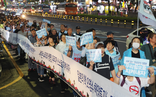 8일 오후 부산역 광장에서 열린 ‘후쿠시마 핵오염수 해양투기 결사반대 7·8 부산시민 총궐기대회’에서 참가자들이 핵오염수 해양투기를 강행하는 일본과 이를 방조하는 윤석열 정부를 규탄하며 일본총영사관까지 거리 행진을 펼치고 있다. 정종회 기자 jjh@