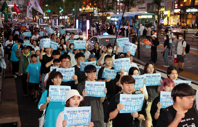 8일 오후 부산역 광장에서 열린 ‘후쿠시마 핵오염수 해양투기 결사반대 7·8 부산시민 총궐기대회’에서 참가자들이 핵오염수 해양투기를 강행하는 일본과 이를 방조하는 윤석열 정부를 규탄하며 일본총영사관까지 거리 행진을 펼치고 있다. 정종회 기자 jjh@