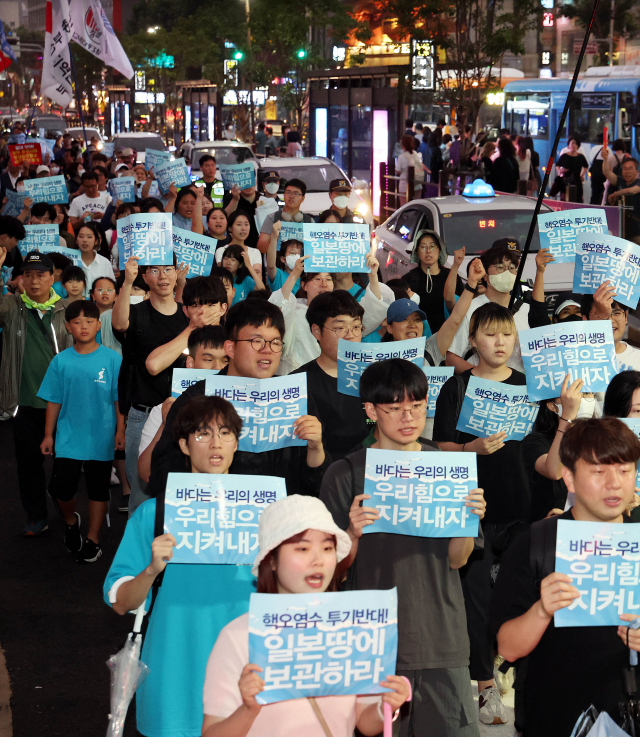 8일 오후 부산역 광장에서 열린 ‘후쿠시마 핵오염수 해양투기 결사반대 7.8 부산시민 총궐기대회’에서 참가자들이 핵오염수 해양투기를 강행하는 일본과 이를 방조하는 윤석열 정부를 규탄하며 일본총영사관까지 거리행진을 펼치고 있다. 정종회 기자 jjh@