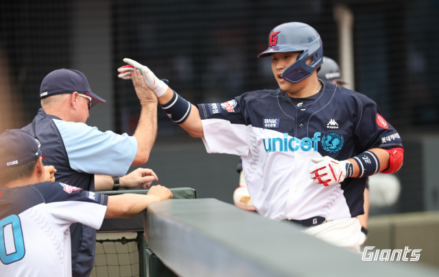 롯데 자이언츠 포수 유강남이 지난 9일 LG 트윈스와의 경기에서 홈런을 터뜨린 뒤 더그아웃에서 래리 서튼 감독과 하이파이브를 하고 있다. 롯데 자이언츠 제공