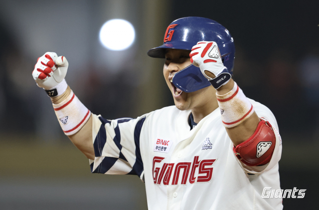 롯데 자이언츠 포수 유강남은 지난 8일과 9일 LG 트윈스와의 경기에서 두 경기 연속 홈런을 터뜨리며 좋은 활약을 펼치고 있다. 롯데 자이언츠 제공