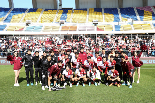 지난 3월 19일 부산아시아드주경기장에서 열린 홈 개막전에서 김천 상무를 3-1로 꺾은 부산아이파크 선수단과 팬들이 승리를 자축하며 기념촬영하고 있다. 부산아이파크 제공