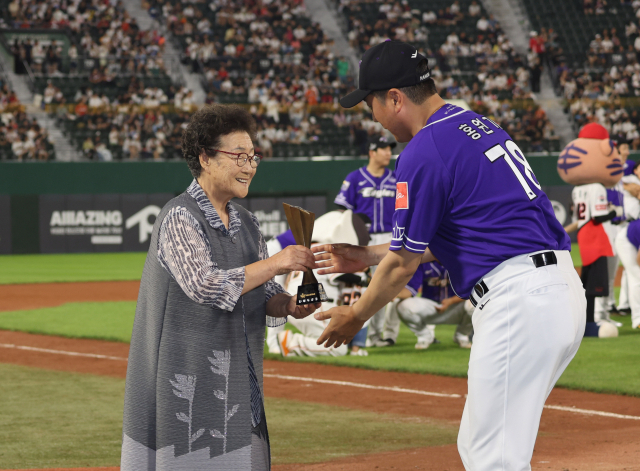 15일 부산 사직야구장에서 열린 프로야구 '2023 신한은행 SOL KBO 올스타전'에서 고 최동원 선수의 모친 김정자 여사가 나눔팀 승리를 이끈 키움 홍원기 감독에게 감독상을 수여하고 있다. 이재찬 기자 chan@