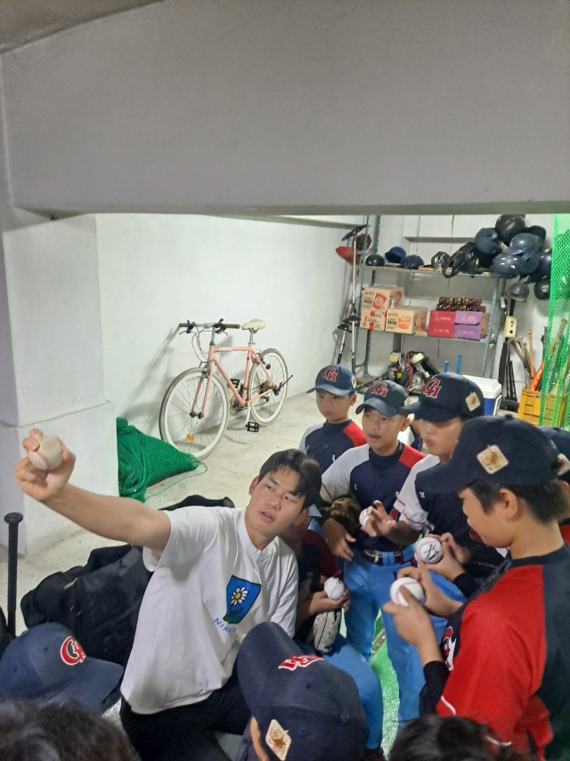 롯데 자이언츠 투수 김진욱(제2회 고교 최동원상 수상자)은 16일 최동원 유소년야구단 연습장을 방문해 투구 노하우에 대한 이야기를 나누며 뜻 깊은 시간을 보냈다. 최동원 기념사업회 제공