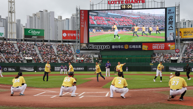 지난 15일 부산 사직구장에서는 2023 KBO 올스타전이 열렸다. 이날 경기 시구는 롯데 자이언츠 출신 역대 미스터 올스타 선수 5명이 맡았다. 이재찬 기자 chan@