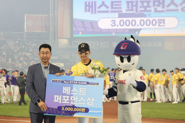 지난 15일 부산 사직구장에서는 2023 KBO 올스타전이 열렸다. 이날 롯데 외야수 김민석은 ‘베스트 퍼포먼스상’을 받았다. 이재찬 기자 chan@