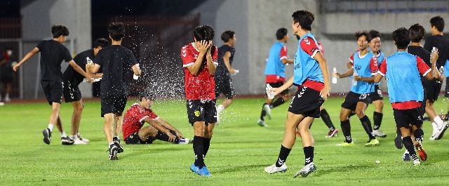 제60회 청룡기 전국고교축구대회가 19일부터 내달 2일까지 경남 고성군 일원에서 개최된다. 지난해 7월 30일 경남 고성군종합운동장에서 열린 제59회 대회 결승에서 경기 FC광명시민 U18을 꺾고 우승한 충남 천안제일고 선수들이 그라운드에서 기뻐하는 장면. 부산일보DB