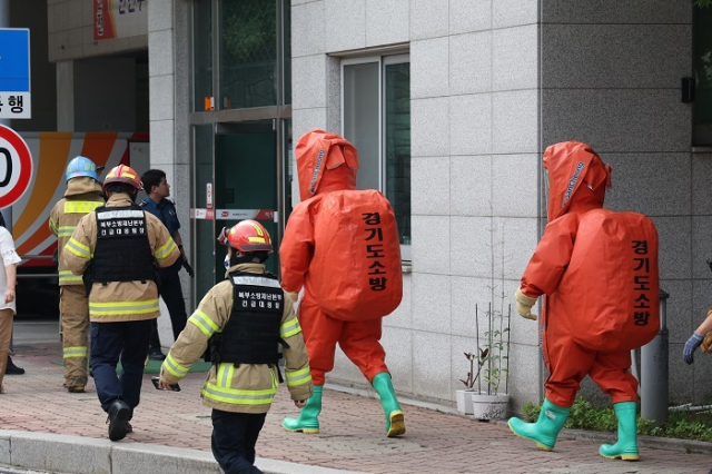 21일 경기도 의정부시 신곡동 의정부우체국에서 화학사고 보호의를 착용한 소방대원들이 건물 안으로 들어가고 있다. 연합뉴스