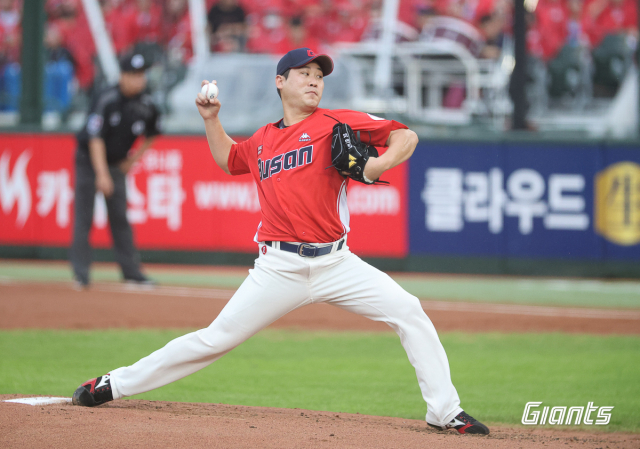 롯데 자이언츠 투수 이인복은 23일 부산 사직구장에서 열린 키움 히어로즈와의 시즌 8차전 경기에서 피홈런 1개를 포함해 4이닝 3실점을 기록한 뒤 5회 무사 상황에서 심재민과 교체됐다. 롯데 자이언츠 제공
