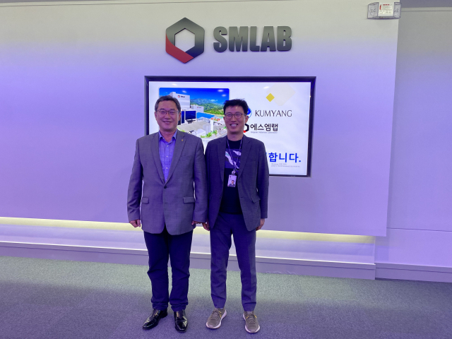 금양의 류광지(왼쪽) 회장과 에스엠랩 조재필 대표가 부산과 울산의 이차전지 생태계 조성을 위해 손을 잡았다. 지난 5월 에스엠랩 2공장을 현장 실사하는 류 회장과 조 대표. 에스엠랩 제공
