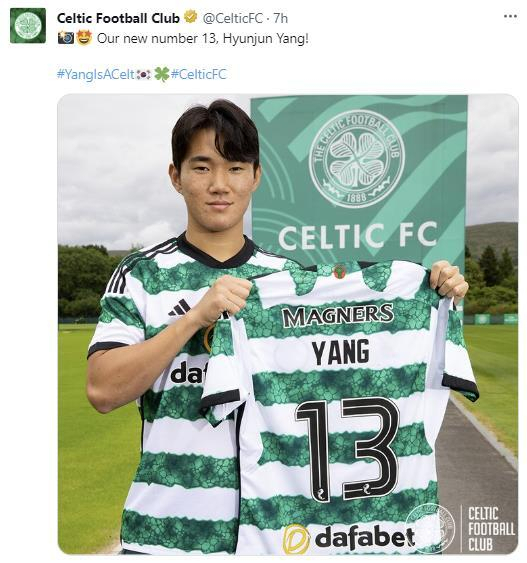 한국 프로축구 K리그에서 활약하던 미드필더 권혁규와 공격수 양현준이 스코틀랜드 명문 구단 셀틱에 동반 이적했다. 입단식에서 셀틱 유니폼을 든 양현준. 셀틱 SNS 캡처