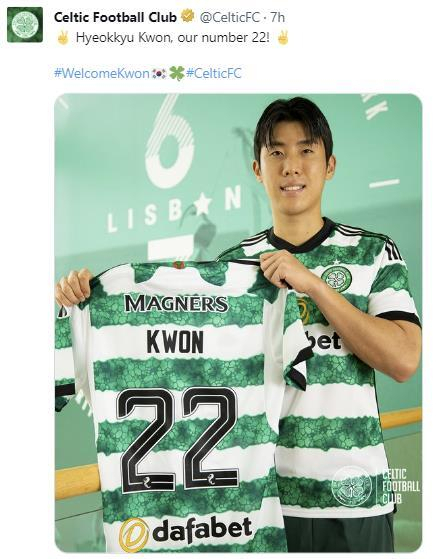 한국 프로축구 K리그에서 활약하던 미드필더 권혁규와 공격수 양현준이 스코틀랜드 명문 구단 셀틱에 동반 이적했다. 입단식에서 셀틱 유니폼을 든 권혁규. 셀틱 SNS 캡처