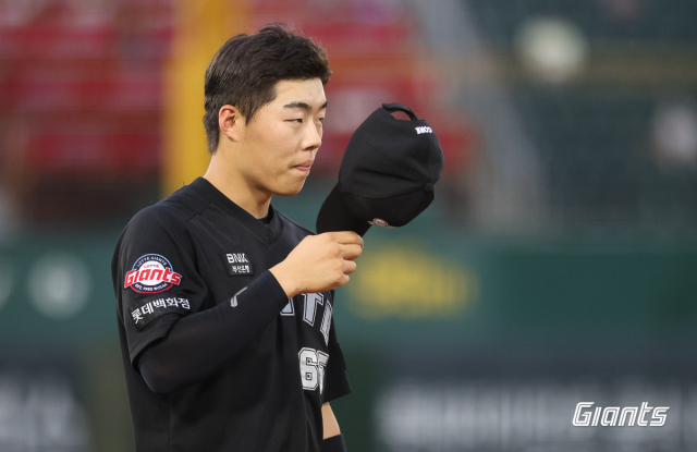 롯데 자이언츠 내야수 고승민은 지난 6일 한화 이글스와의 경기에서 1루 헤드퍼스트 슬라이딩을 하다 손가락 인대가 파열되는 부상을 당했다. 롯데 자이언츠 제공