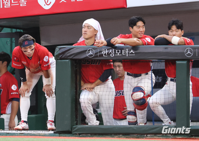 롯데 자이언츠 내야수 노진혁(왼쪽 두 번째)는 7월 5일 1군 엔트리 복귀 이후 타율 0.065를 기록하며 부진한 모습을 보이고 있다. 롯데 자이언츠 제공