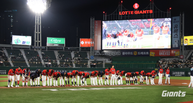 롯데 자이언츠는 25일 두산 베어스와의 경기에서 패하며 6위로 추락했다. 롯데 자이언츠 제공