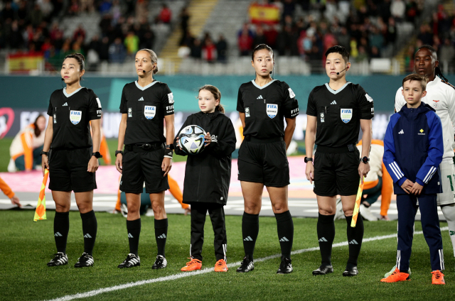 26일 열린 2023 FIFA 호주·뉴질랜드 여자월드컵 C조 스페인-잠비아 경기에 앞서 오현정(왼쪽 네 번째) 주심 등 심판들이 도열해 있다. 오현정 주심 오른쪽이 함께 경기를 진행한 이슬기 부심, 맨 왼쪽이 박미숙 부심이다. 로이터연합뉴스