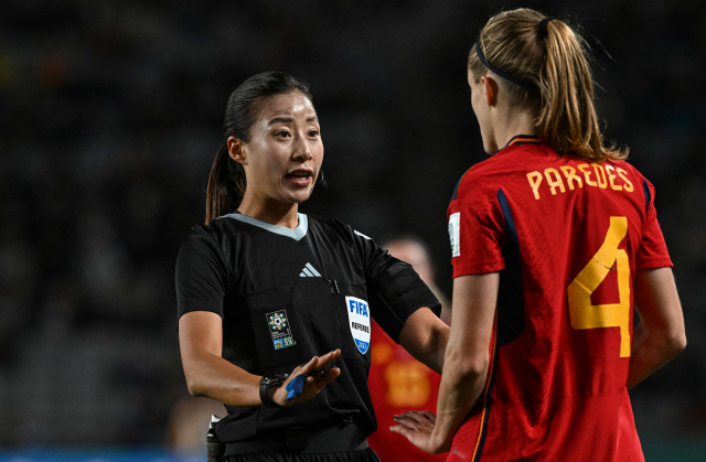 26일 열린 2023 FIFA 호주·뉴질랜드 여자월드컵 C조 스페인-잠비아 경기에서 오현정 주심이 스페인 선수와 대화하고 있다. 오현정 주심은 TV 예능 골때녀에 참여하며 대중적인 인기를 얻고 있다. AFP연합뉴스