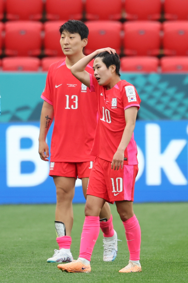 30일 호주 애들레이드 하인드마시 스타디움에서 열린 2023 국제축구연맹(FIFA) 호주·뉴질랜드 여자 월드컵 H조 2차전 한국 대 모로코 경기에서 한국은 모로코에 0-1로 패했다. 한국 여자 축구 대표팀의 지소연(오른쪽)과 박은선이 아쉬워하고 있다. 연합뉴스