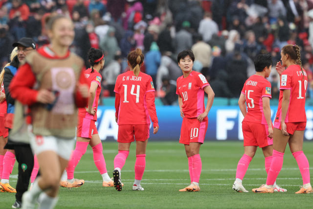 30일 호주 애들레이드의 하인드마시 스타디움에서 열린 2023 국제축구연맹(FIFA) 호주·뉴질랜드 여자 월드컵 H조 조별예선 2차전 한국 대 모로코 경기에서 한국 여자 대표팀은 모로코에 0-1로 패했다. 16강 진출 가능성이 희박해진 한국 여자 축구 대표팀의 지소연 등 선수들이 아쉬워하고 있다. 연합뉴스