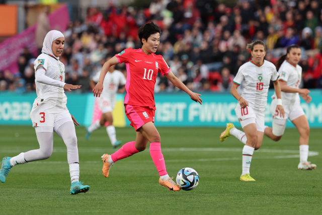 30일 호주 애들레이드의 하인드마시 스타디움에서 열린 2023 국제축구연맹(FIFA) 호주·뉴질랜드 여자 월드컵 H조 2차전 한국 대 모로코 경기에서 지소연이 모로코 사바 세기르의 수비를 피해 돌파를 시도하고 있다. 연합뉴스