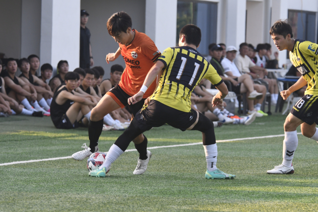 지난 29일 경남 고성군 스포츠파크 4구장에서 열린 제60회 청룡기 전국고교축구대회 8강전 경남 범어고와 경기 과천고의 경기에서 양 팀 선수들이 공을 다투고 있다. 범어고가 1-0으로 이겼다.