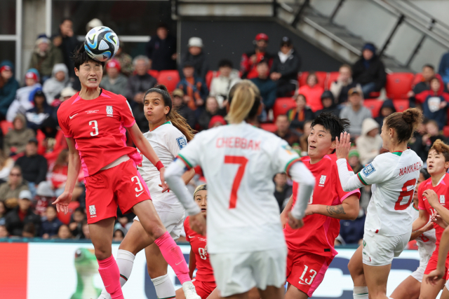 30일 호주 애들레이드의 하인드마시 스타디움에서 열린 2023 국제축구연맹(FIFA) 호주·뉴질랜드 여자 월드컵 H조 2차전 한국 대 모로코 경기에서 한국 홍혜지가 헤더슛을 시도하고 있다. 연합뉴스