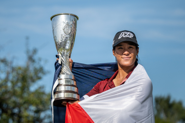 30일(한국시간) 막을 내린 LPGA 투어 메이저대회 아문디 에비앙 챔피언십에서 우승한 셀린 부티에가 프랑스 국기를 어깨에 두른 채 우승컵을 들어 보이고 있다. 프랑스 국적으로 처음 에비앙 챔피언십에서 우승한 부티에는 태국 출신 부모를 둔 이민자의 딸이다. AFP연합뉴스